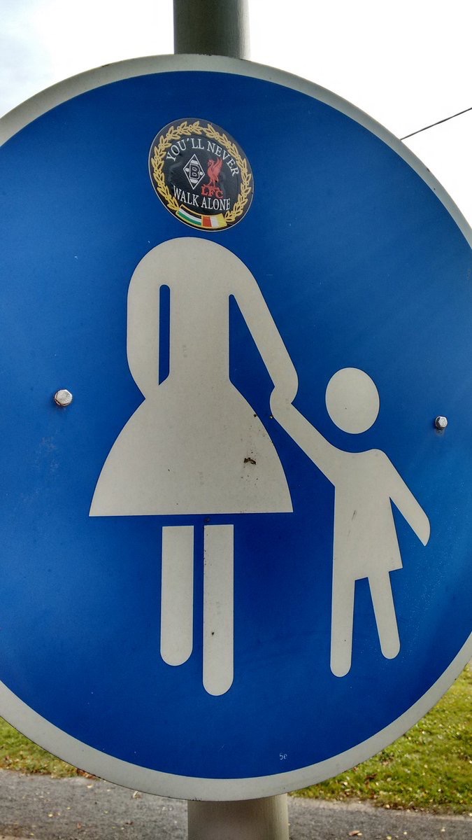 Straßenschild mit Aufkleber